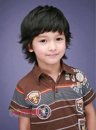 便是韩国小男孩发型图片设计,造型大方阳光,形象时尚与文静并存,浅浅