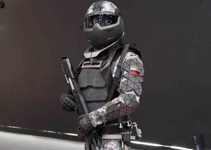 俄军新型单兵作战服科幻感爆棚士兵穿上它可单手持机枪射击