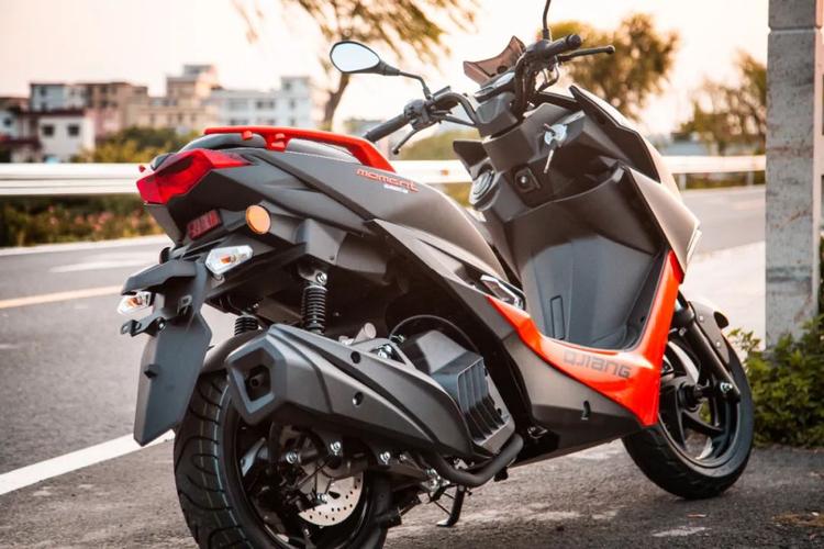 小心路上女骑可能会用钱江mt150拉爆你