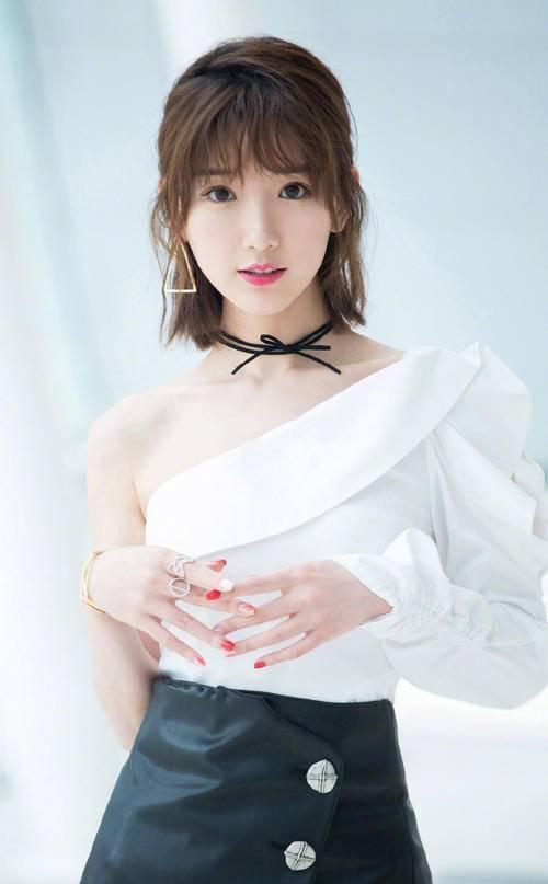 原创毛晓彤海边写真好美穿红白色泳衣状态宛若少女这笑容也太甜了