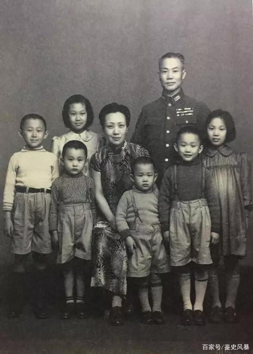 他娶宋美龄干女儿走上人生巅峰,生六子女,封上将,却带