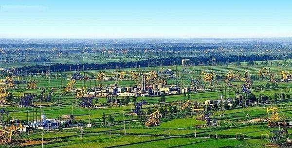 3,博利瓦尔油田是委内瑞拉东部地区最大油田,地处奥里诺科平原上.