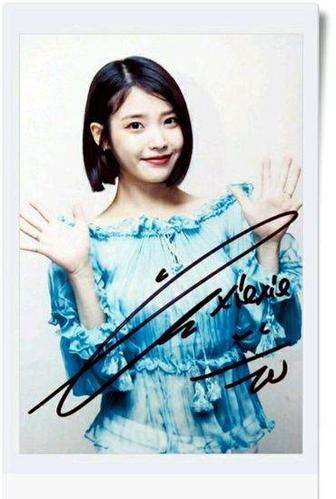 iu 李智恩 亲笔签名照片