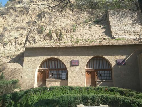 宝塔山这几孔窑洞曾是改造日本战俘的学校.