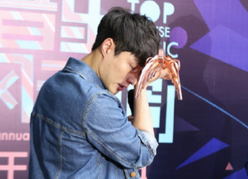 图exo张艺兴哭原因是什么突然崩溃粉丝瞬间石化