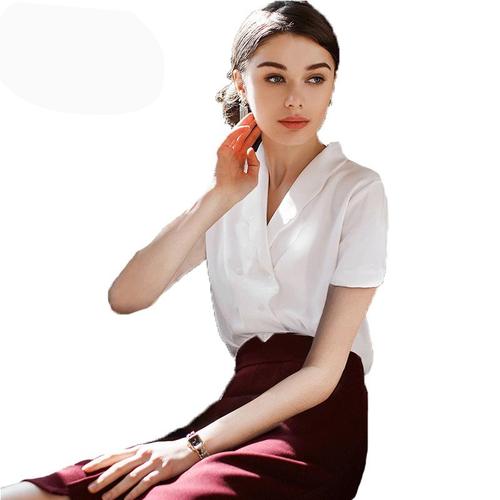 自信女人就是这么漂亮宽松藏肉绽放出优雅的气质