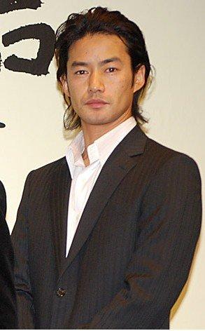 竹野内丰接拍富士台月9剧 上户彩挑战陪酒女郎