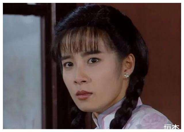 岳翎在一众琼瑶女郎里面算倒数的几位,当年在电视剧《青青河边草》