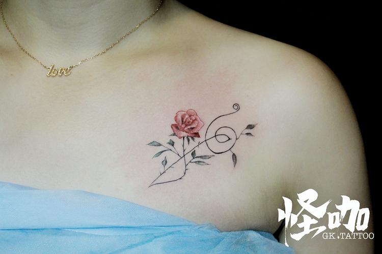 小清新锁骨玫瑰纹身图案