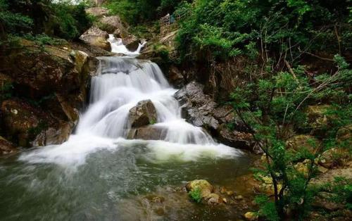 而流溪水清澈而见底幽静的山谷中溪头村的后山是溪头村水源一踏进来