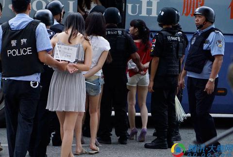 警方突击涉毒现场 数十名90后陪吸女被抓