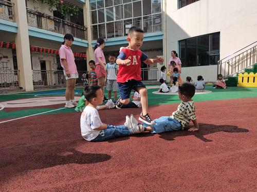 庆龄幼儿园暑期班民族周——《白族传统游戏:跳花盆》