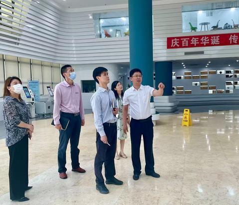 校纪委书记监察专员林学坚一行到图书馆调研指导工作