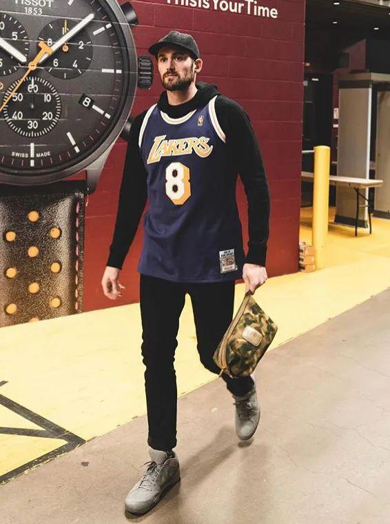 致敬詹姆斯威少等球星身穿科比球衣造型时尚大片既视感