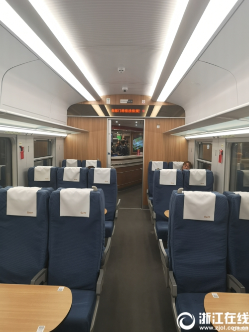 复兴号"绿巨人"动车组在浙江首次开跑