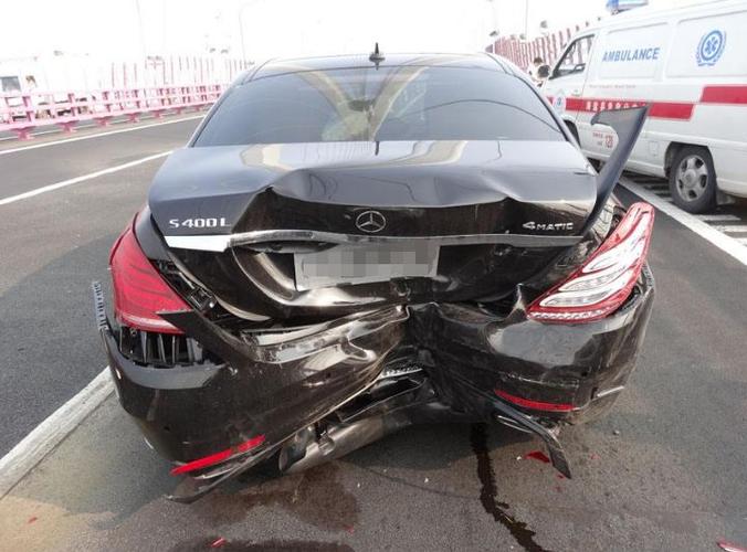 > 撞到人交强险赔多少 撞车了交强险赔吗 4s店回复奔驰车主,配件4万