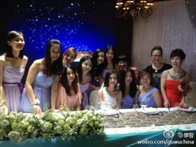 廖智六一教堂举办婚礼丈夫跪地戴假肢照片震撼人心