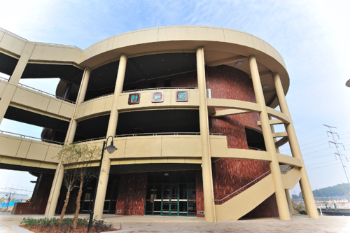 明德麓谷学校的萌娃们,我们在美丽的校园等着你!