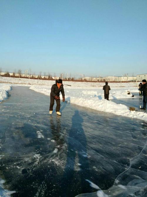 东北的冬天是滴水成冰,东北的人是不怕冷,冰天雪地是我们的运动场