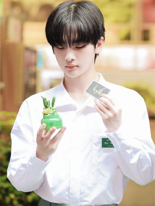 周震南真会玩两套造型齐上线一套清爽帅气一套酷劲十足