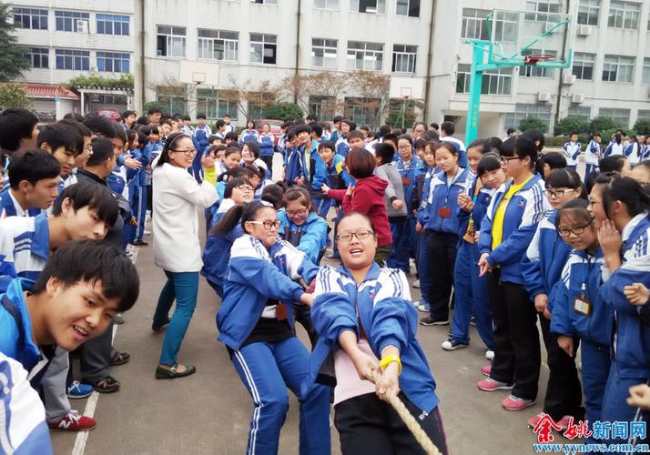 近日,小曹娥镇中举行了紧张激烈的拔河比赛,拉开了该校第十五届
