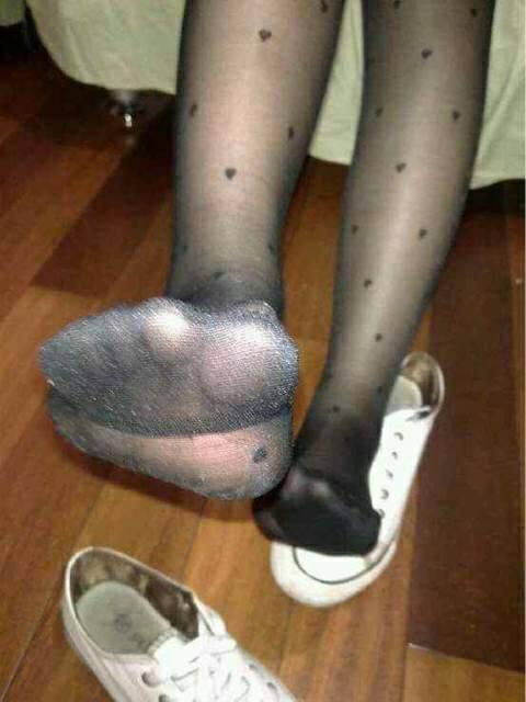 大家穿丝袜怎么解决脚臭的问题?