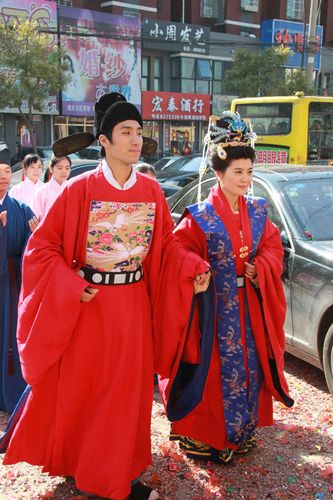 霞帔和霞帔坠子作为礼仪服饰,在宋,明时期政治生活中占有重要的地位.