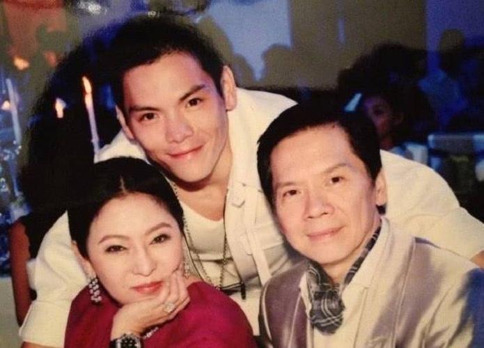 向华强42岁女儿至今单身?网友看完照片终于明白:这谁敢娶!