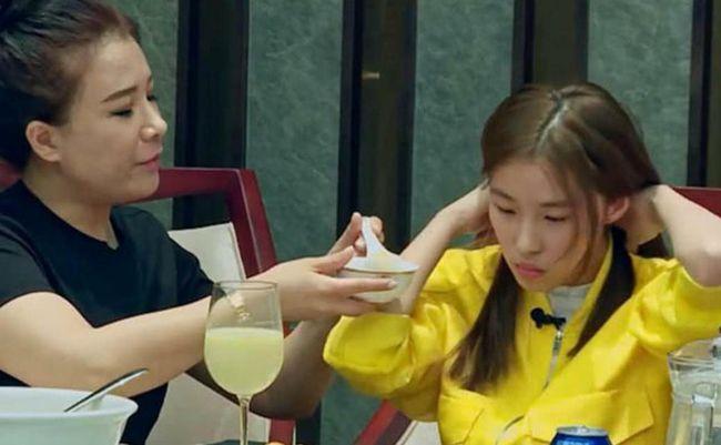 16岁还要人喂饭,日开销十几万的变形计巨婴刘思琦,现在咋样?