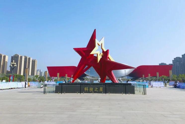 就在今儿上午,许昌科技广场来了不少人!还有