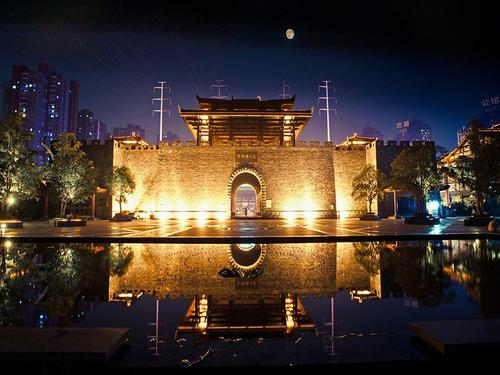 巴国城位于重庆市九龙坡区九龙园区,是以重庆本土文化巴文化为魂,从