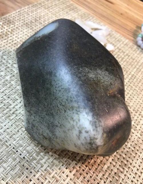 最近,油库料开始进入众多玉友的视野,虽然现在和田玉市场上关于油库料