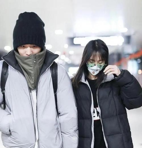 热恋中的郑爽张恒穿四万八情侣装十指紧扣满屏柠檬精的味道