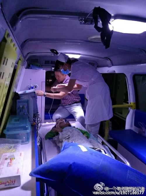 转院的救护车上