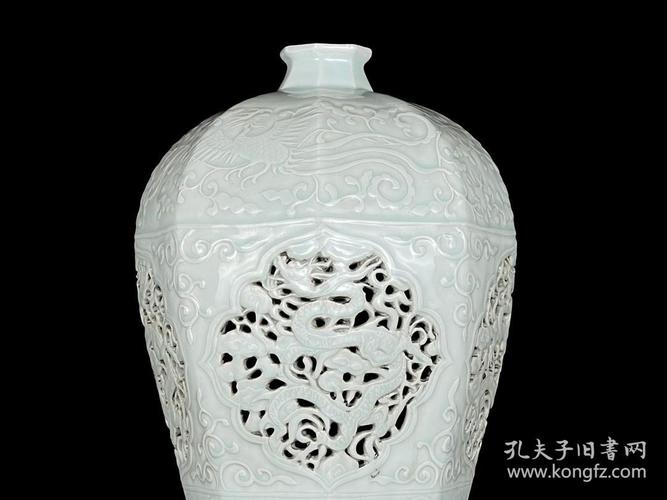 元代瓷器精品老货收藏元卵白釉浮雕镂空龙纹梅瓶
