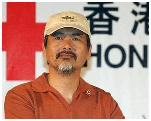 周润发老了,洪金宝老了,周星驰老了,可他却十分年轻,保养很好