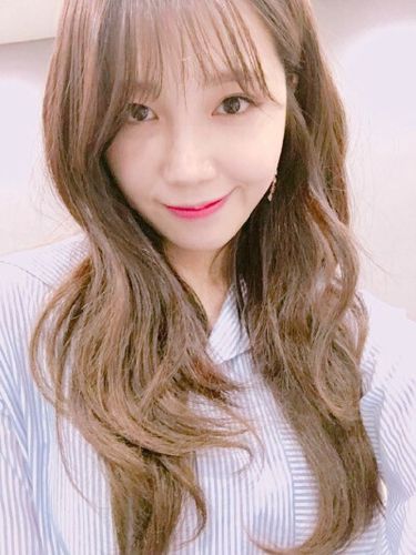 韩国歌手,演员,主持人.女子演唱组合apink成员.无理的前进