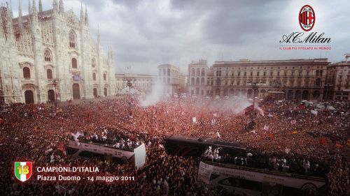 求ac米兰2011夺冠米兰大教堂游行高清图