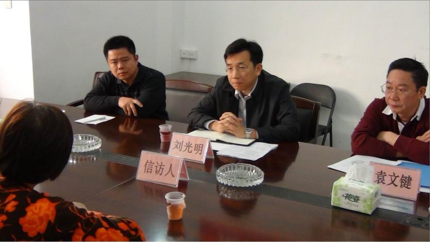 刘光明常委到市信访局公开接访群众