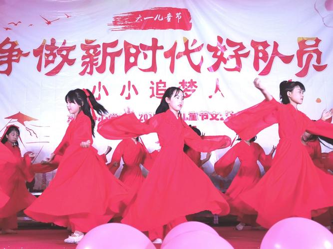 舞蹈《红昭愿》仿佛一群穿着红衣的小仙女翩然而至.
