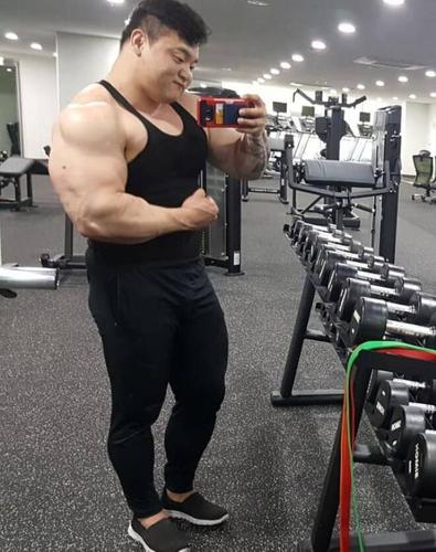 韩国健美小伙,喜欢体脂高的身材,这身材太壮实,获网友