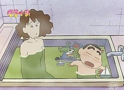 蜡笔小新:肥皂掉了,美伢不慎踩中,结果摔了个底朝天