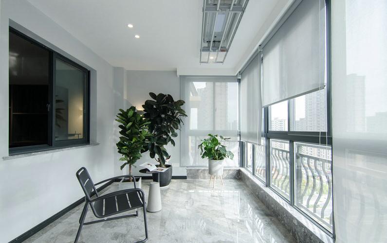 高层住宅阳台落地窗防护围栏杆安装在窗户外面装修效果图