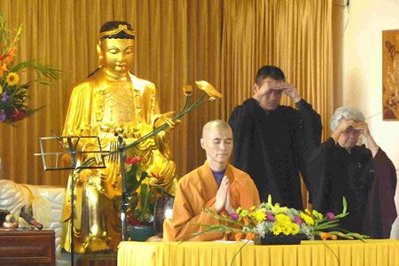 美国万佛城方丈恒律法师应邀到金峰寺作佛法开示(图:万佛圣城)