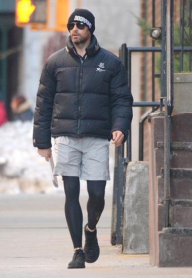 hugh jackman穿着运动短裤配legging在纽约soho大冬天散步