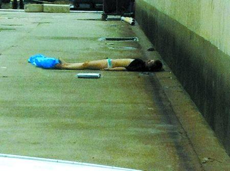 年轻女子裸身从洗浴中心坠楼身亡(图)