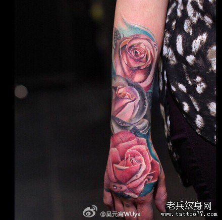 手部三粉玫瑰花纹身图案