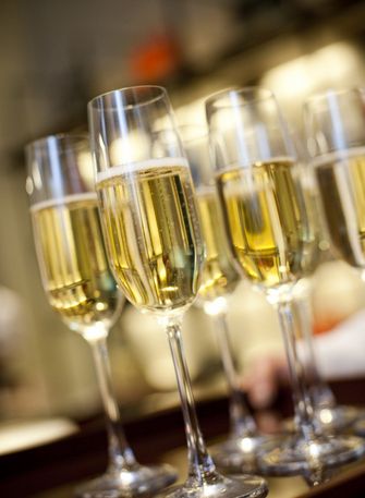 香槟杯怎么拿?香槟杯的正确拿法