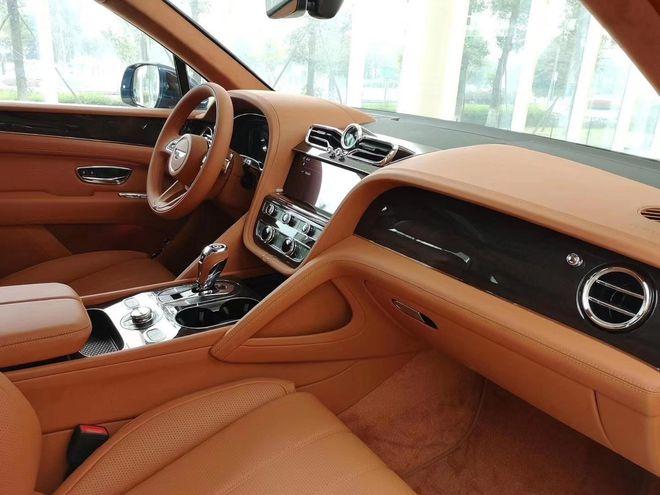 打造的豪华商务车,属于宾利车系的定制款,内饰采用全手工打造,包含了