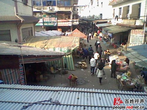 烧烤摊成堆,南县湘鄂边广场情景堪忧!(图)